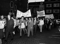 126721 Afbeelding van een demonstratie tegen de dictatuur in Griekenland op het Domplein te Utrecht.